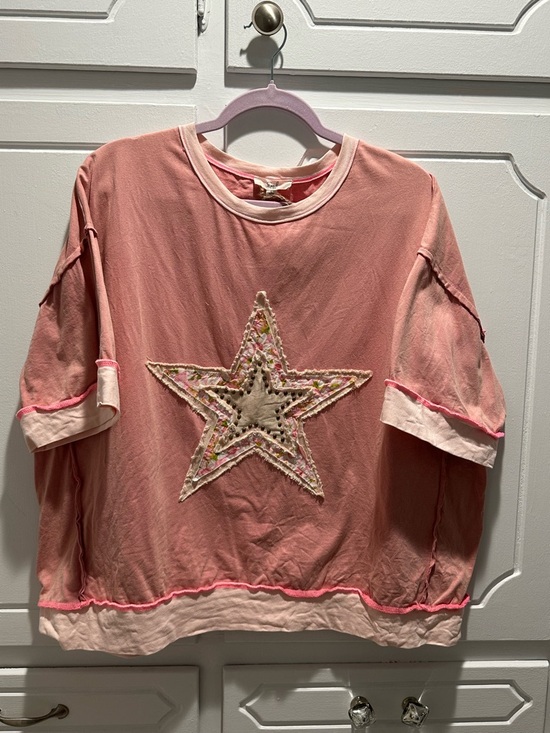 NWT- Easel mineral-washed cotton top, and a prominent floral star patch. - Picture 2 of 6